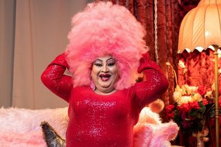 Česká televize odsoudila nenávistné projevy vůči pořadu Chi Chi na gauči, talk show s českou drag queen - Novinky